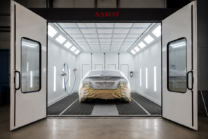 Professionele spuitcabine bij Dé Autozaak in Lelystad, klaar voor het spuiten van een auto